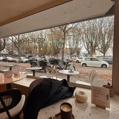 SEVENHOUSE café